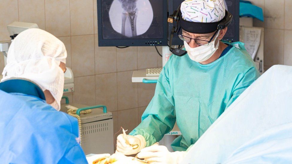 자포리자 주립대학 의대 교수인 막심 코제마이카는 수술 도중 온라인 수업을 진행해 제자들에게 실용적인 교습 기회를 제공하고 있다. 영국 BBC 홈페이지 캡처