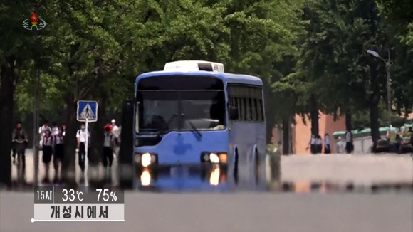 북한 개성에서 현대자동차에서 생산한 것으로 추정되는 대형 버스가 포착됐다. 조선중앙TV는 3일 개성의 폭염 상태를 보도하며 파란색 버스가 시내를 달리는 장면을 내보냈다. 과거 정부와 현대차는 개성공단 통근용으로 버스를 제공했고, 당시 차량에는 현대차 로고와 한반도기가 부착돼 있었지만 이날 TV에 등장한 버스에는 모두 제거된 것으로 보인다.  2022.7.5  조선중앙TV 화면