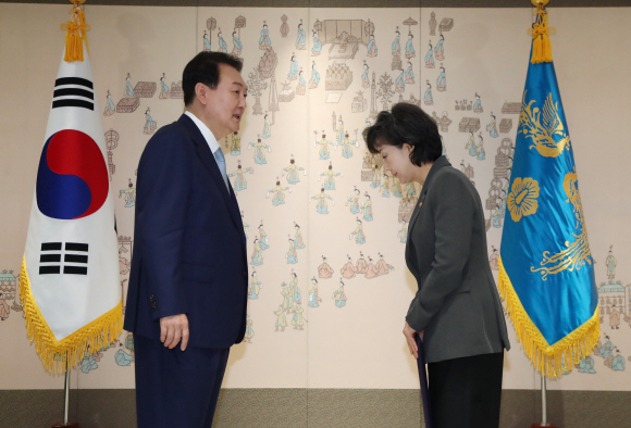 윤석열 대통령이 5일 용산 대통령실 청사에서 박순애 사회부총리 겸 교육부장관에게 임명장을 수여하고 있다. 2022. 7. 5  박지환 기자