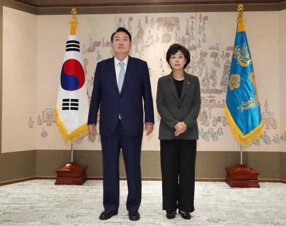 윤석열 대통령이 5일 용산 대통령실 청사에서 박순애 사회부총리 겸 교육부장관에게 임명장을 수여한 뒤 기념촬영을 하고 있다. 2022. 7. 5  박지환 기자