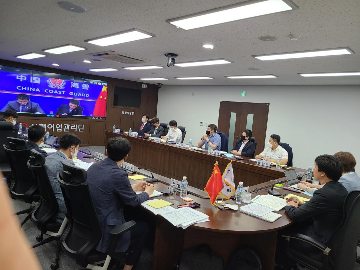 한국과 중국 정부가 지난달 28~30일 화상으로 열린 2022년 한중 어업지도단속 실무회의에서 불법 어업 단속 강화 방안을 논의하고 있다. 해양수산부 제공