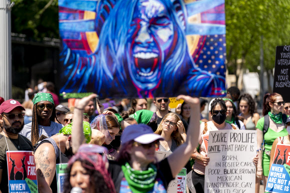 미국 워싱턴DC 백악관 앞에서 낙태권 보장을 요구하는 행진이 벌어졌다. 2022.7.4 AP 연합뉴스