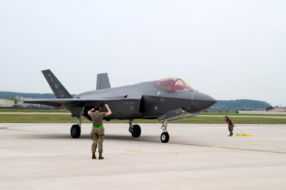 5일 미 공군 알래스카 아일슨 공군기지의 F-35A 전투기가 한국 공군과 연합훈련 및 공중 작전을 수행하기 위해 한국에 도착했다. 2022.7.5 주한미군 제공