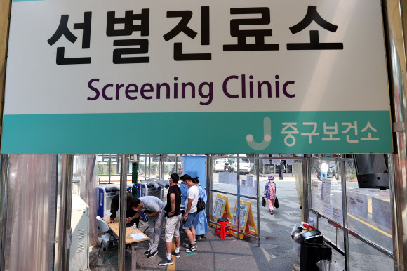 40일 만에 가장 많은 코로나19 신규 확진자(1만 8147명)가 나온 지난 5일 오후 서울 중구보건소에 마련된 선별진료소를 찾은 시민들이 의료진에게 안내를 받고 있다. 2022.7.5 연합뉴스