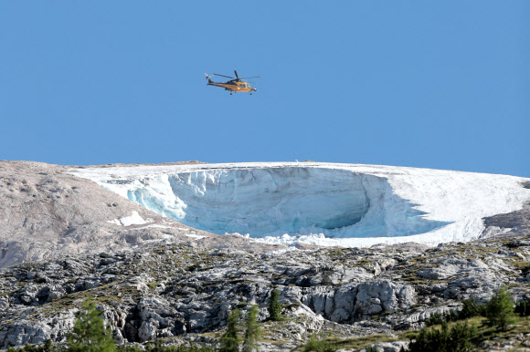 해발 3343m 마르몰라다산 일대의 빙하가 지난 3일 붕괴해 최소 7명의 등반객이 사망하고 8명이 부상을 입었으며 14명이 실종됐다. 2022.07.05 AFP 연합뉴스