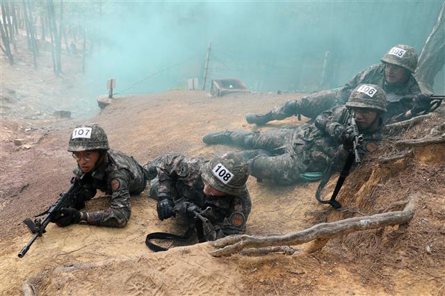 6일 오전 대구 육군 50사단 신병교육대대 각개전투 교장에서 훈련병들이 각개전투 훈련을 하고 있다.  이들은 코로나19 사태로 이후 2년 5개월 만인 지난달 7일 재개된 가족동반 입영 행사를 통해 입대한 강철 160기 훈련병들이다. 2022.7.6 뉴스1
