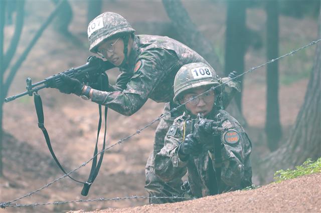6일 오전 대구 육군 50사단 신병교육대대 각개전투 교장에서 훈련병들이 각개전투 훈련을 하고 있다.  이들은 코로나19 사태로 이후 2년 5개월 만인 지난달 7일 재개된 가족동반 입영 행사를 통해 입대한 강철 160기 훈련병들이다. 2022.7.6 뉴스1