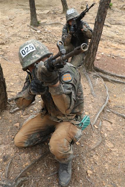 6일 오전 대구 육군 50사단 신병교육대대 각개전투 교장에서 훈련병들이 각개전투 훈련을 하고 있다.  이들은 코로나19 사태로 이후 2년 5개월 만인 지난달 7일 재개된 가족동반 입영 행사를 통해 입대한 강철 160기 훈련병들이다. 2022.7.6 뉴스1