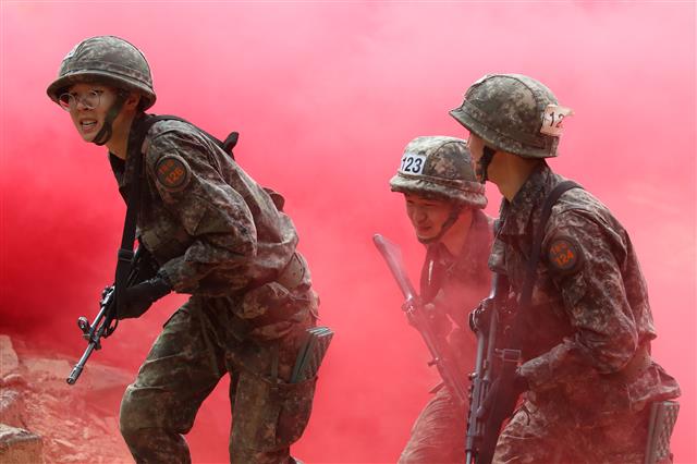 6일 오전 대구 육군 50사단 신병교육대대 각개전투 교장에서 훈련병들이 각개전투 훈련을 하고 있다.  이들은 코로나19 사태로 이후 2년 5개월 만인 지난달 7일 재개된 가족동반 입영 행사를 통해 입대한 강철 160기 훈련병들이다. 2022.7.6 뉴스1