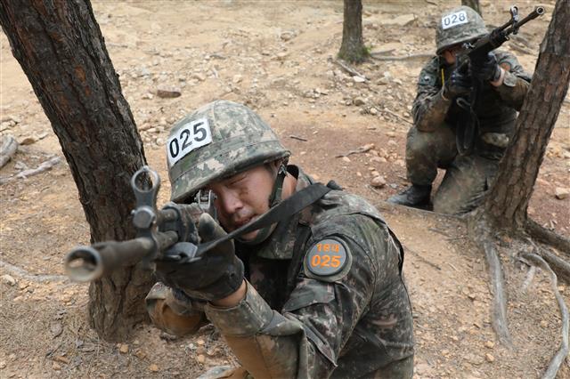 6일 오전 대구 육군 50사단 신병교육대대 각개전투 교장에서 훈련병들이 각개전투 훈련을 하고 있다.  이들은 코로나19 사태로 이후 2년 5개월 만인 지난달 7일 재개된 가족동반 입영 행사를 통해 입대한 강철 160기 훈련병들이다. 2022.7.6 뉴스1