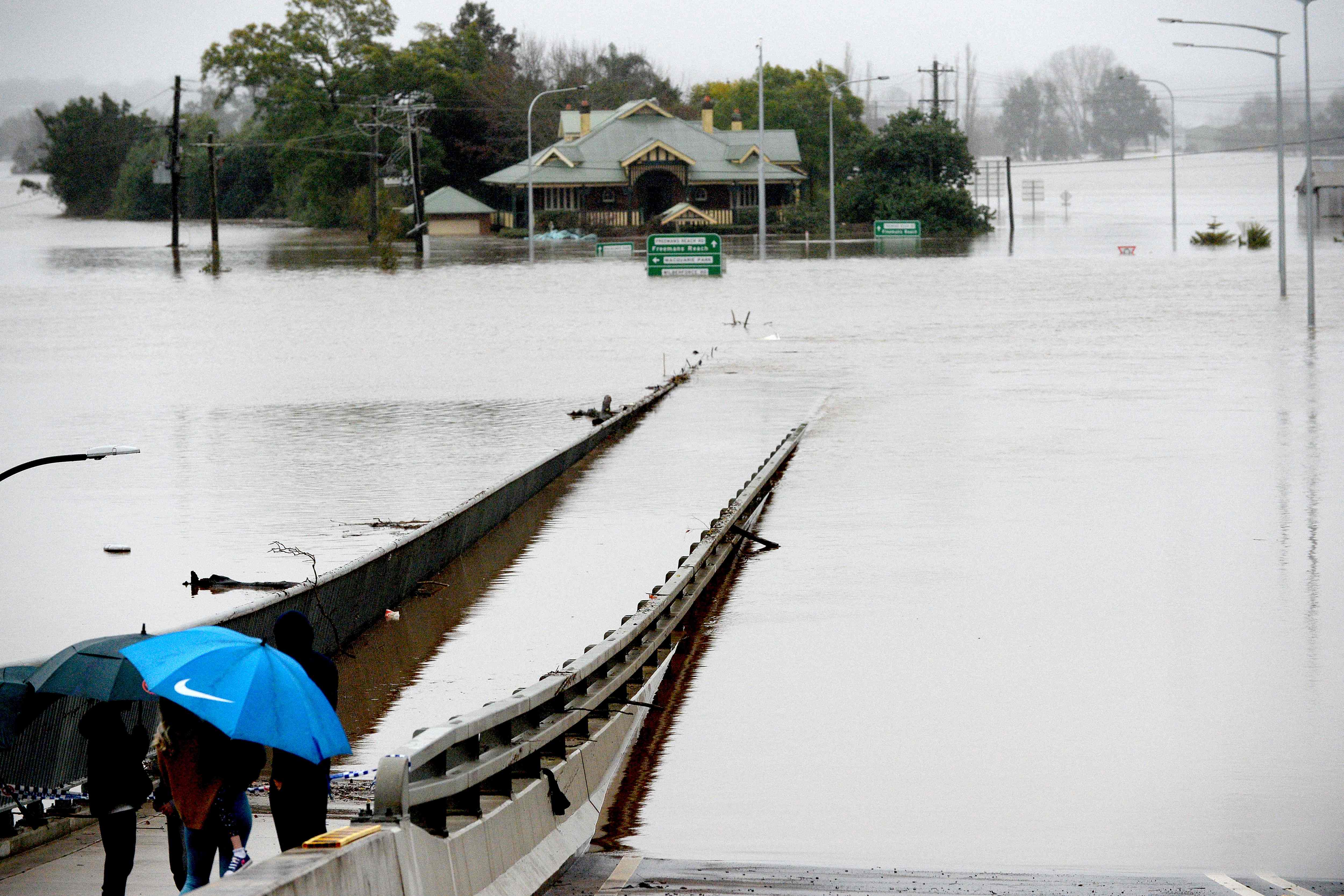 겨울 폭우에 침수된 호주 시드니 교외 지역