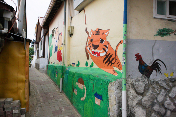 피난민들이 모여 살던 우암산 수암골은 청주의 ‘핫플’이 됐다. 골목마다 다양한 벽화도 그려져 있다.
