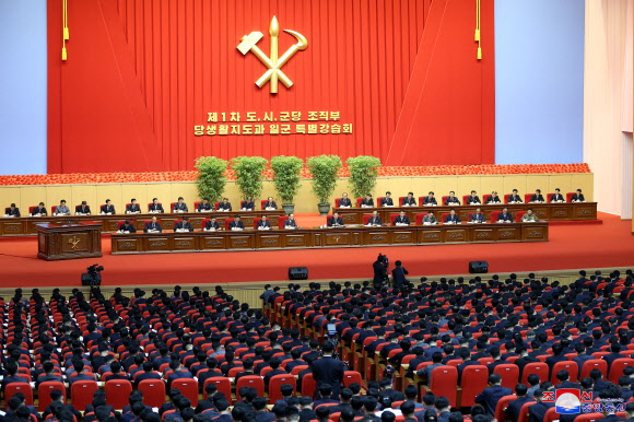 김정은, 당생활통제 전담간부 강습회 개최…“유일영도 절대복종”