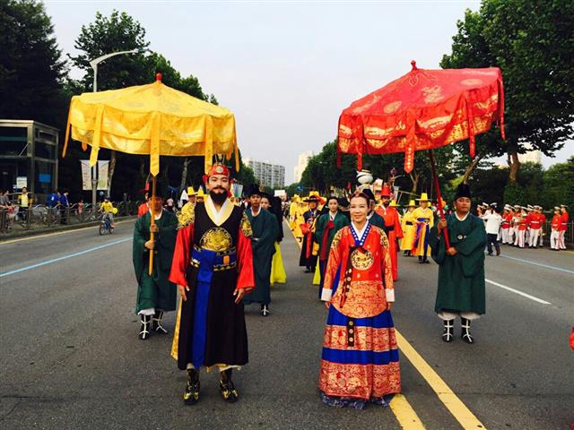 2015년 정조와 그 어머니 혜경궁 홍씨의 을묘원행 220년을 기념한 어가 행렬 재연 행사가 과천 지역 축제의 하나로 열렸다. 사진은 정조와 혜경궁 홍씨의 재연자 역할을 한 필자(오른쪽)와 필자의 아들.