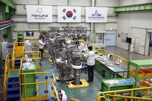 경남 창원에 있는 한화그룹 계열사 한화에어로스페이스에서 직원들이 한국형 우주발사체 누리호 엔진을 제작하고 있다.  한화에어로스페이스 제공