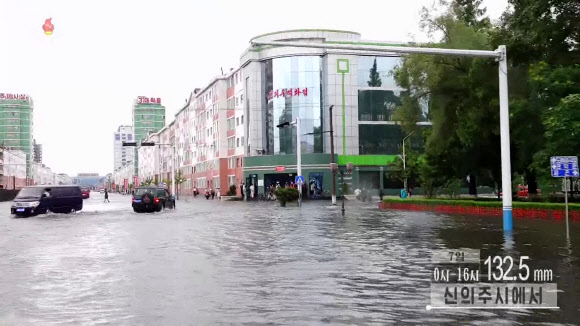 북한 신의주백화점 앞 도로, 폭우로 침수