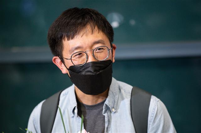 ‘수학계의 노벨상’으로 불리는 필즈상을 수상한 허준이 미국 프린스턴대학교 교수(한국 고등과학원 석학교수)가 8일 인천국제공항을 통해 귀국, 취재진과 인터뷰하고 있다. ‘필즈상’(Fields Medal)은 국제수학연맹(IMU)이 4년마다 개최하는 세계수학자대회(ICM)에서 만 40세 미만의 수학자에게 수여하는 수학계 최고의 상이다. 2022.7.8 뉴스1