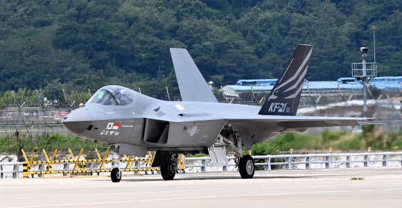 한국항공우주산업이 KF-21 1호기를 생산 완료하고 지상 테스트를 시작한 지난 6일 테스트 파일럿이 Ramp Taxi를 하고 있다. 2022.7.8  사진공동취재단