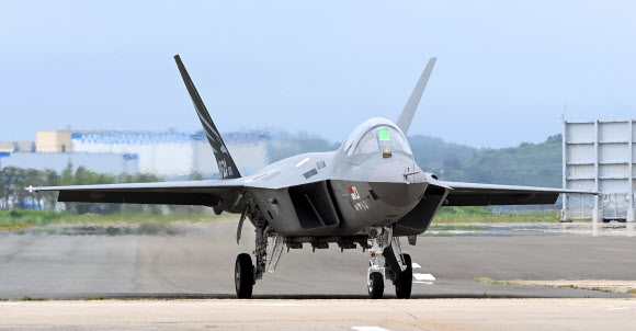 한국항공우주산업이 KF-21 1호기를 생산 완료하고 지상 테스트를 시작한 지난 6일 테스트 파일럿이 Ramp Taxi를 하고 있다. 2022.7.8  사진공동취재단