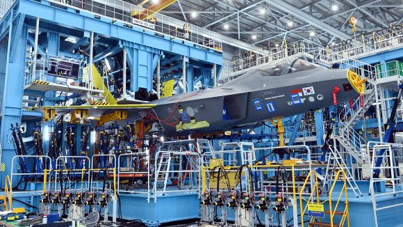 한국항공우주산업이 KF-21 1호기를 생산 완료하고 지상 테스트를 시작한 지난 6일 KF-21 구조시험동에서 하중보정 구조시험을 하고 있다. 2022.7.8  사진공동취재단