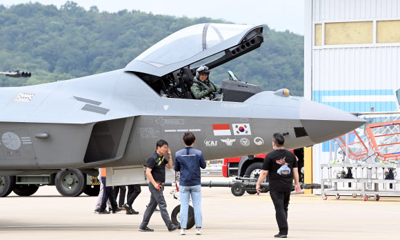 한국항공우주산업이 KF-21 1호기를 생산 완료하고 지상테스트를 시작한 지난 6일 테스트 파일럿이 Ramp Taxi 후 하기준비를 하고 있다. 2022.7.8  사진공동취재단