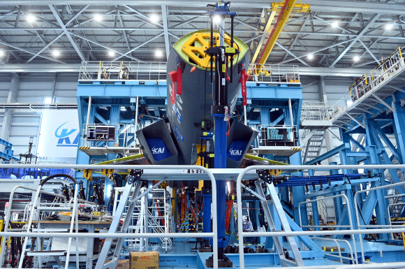 한국항공우주산업이 KF-21 1호기를 생산 완료하고 지상 테스트를 시작한 지난 6일 KF-21 구조시험동에서 하중보정 구조시험을 하고 있다. 2022.7.8  사진공동취재단