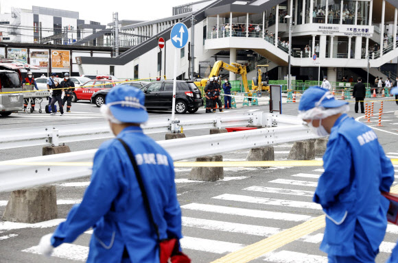 수사관들이 8일(현지시간) 아베 신조 전 일본 총리가 총격을 받고 쓰러진 나라현 참의원 선거의 유세 현장을 조사하고 있다. AP 연합뉴스