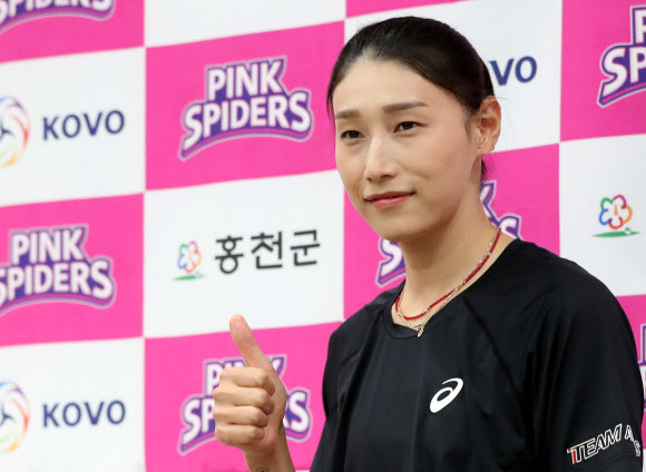 ‘배구여제’ 김연경(34)이 8일 강원 홍천군 종합운동장에서 열린 흥국생명 핑크스파이더스 복귀 기자회견에 참석해 포즈를 취하고 있다. 2022.7.8  연합뉴스