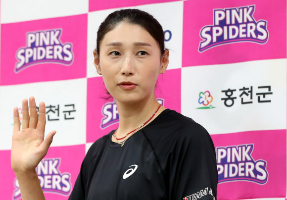 ‘배구여제’ 김연경(34)이 8일 강원 홍천군 종합운동장에서 열린 흥국생명 핑크스파이더스 복귀 기자회견에 참석해 포즈를 취하고 있다. 2022.7.8  연합뉴스