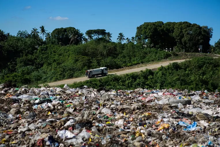 통가 통가타푸의 ‘플라스틱 쓰레기산’ 영국 가디언 캡처