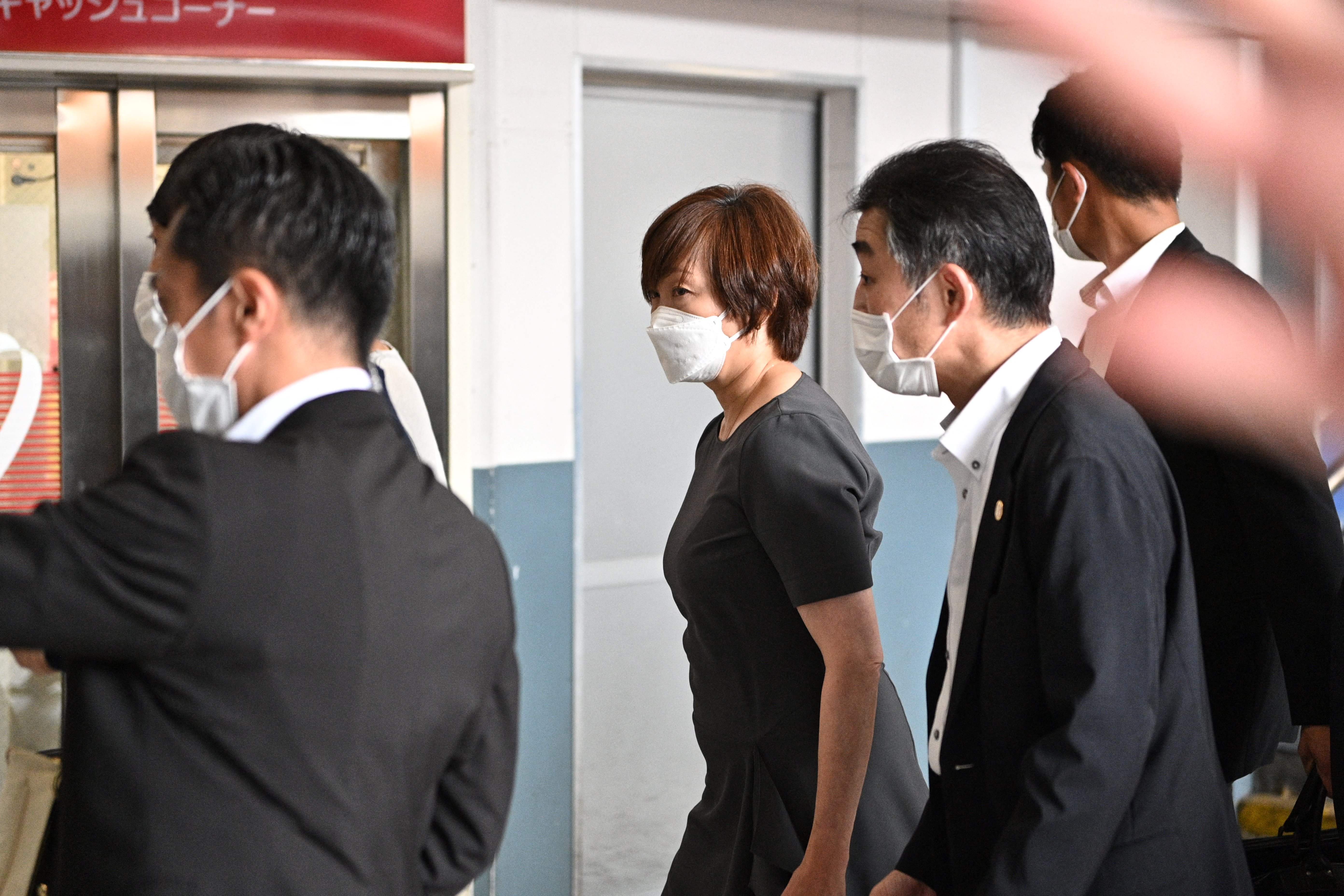 병원 도착하는 아베 전 일본 총리 부인 아키에 여사