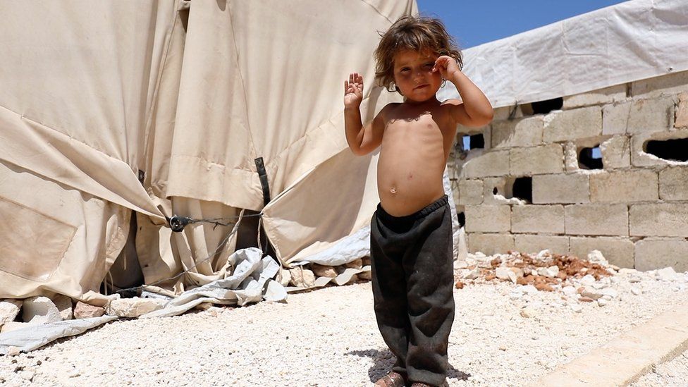 시리아 북서부 이들립주의 한 난민촌에서 만난 아이. 영국 BBC 방송의 안나 포스터 기자가 최근에 유엔 식량원조 호송대를 따라 시리아 영토에 들어가 촬영한 것이다. BBC 홈페이지 캡처 