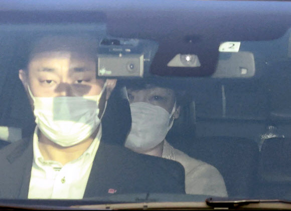 아베 신조(安倍晋三) 전 총리의 부인인 아베 아키에(安倍晋三) 9일(현지시간) 일본 서부 나라 현 가시하라의 한 병원을 떠나면서 전 총리의 시신을 실은 것으로 추정되는 운구차에 앉아 있다. 아베 전 총리가 유세 연설을 하던 중 총을 맞고 병원으로 이송됐고 사망선고를 받았다. AP 뉴시스