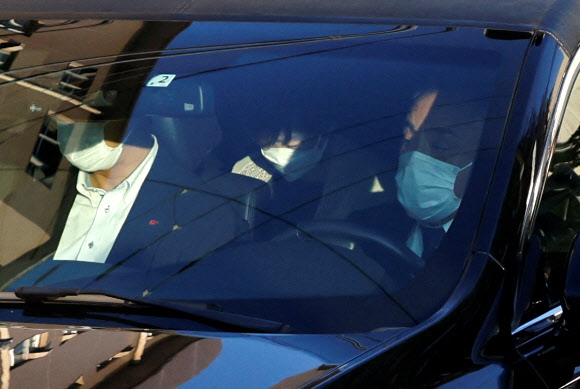 아베 신조(安倍晋三) 전 총리의 부인인 아베 아키에(安倍晋三) 9일(현지시간) 일본 서부 나라 현 가시하라의 한 병원을 떠나면서 전 총리의 시신을 실은 것으로 추정되는 운구차에 앉아 있다. 아베 전 총리가 유세 연설을 하던 중 총을 맞고 병원으로 이송됐고 사망선고를 받았다. 로이터 연합뉴스