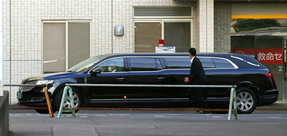 A hearse which is believed to carry the body of Japan‘s former Prime Minister Shinzo Abe is seen at a hospital in Kashihara, Nara prefecture, western Japan Saturday, July 9, 2022. AP 뉴시스