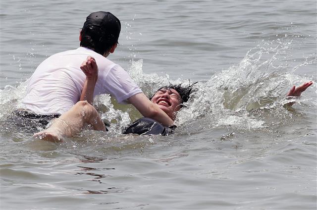 물속으로 ‘풍덩’