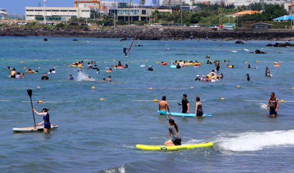 무더위 속 바다 물놀이