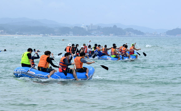바다에서 즐기는 래프팅