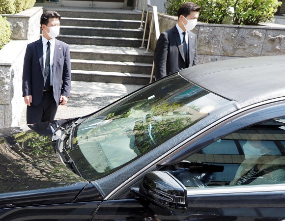 Akie Abe, widow of late Japanese premier Shinzo Abe (R in the hearse) returns to her residence with her husband?s body in Tokyo on July 9, 2022. - Japan‘s former prime minister Shinzo Abe has been confirmed dead after he was shot at a campaign event in the city of Nara on July 8, 2022, public broadcaster NHK and Jiji news agency reported. AFP 연합뉴스
