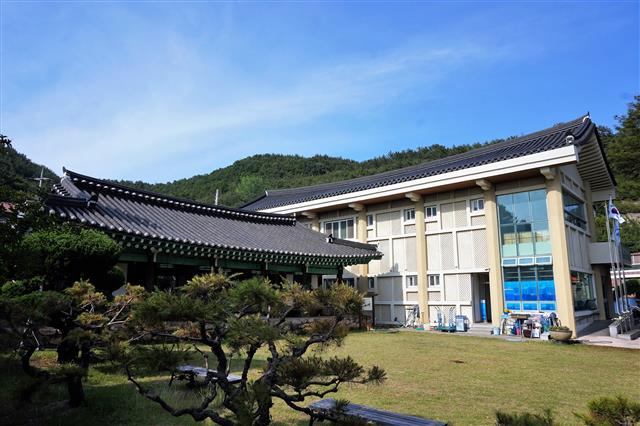 돌산군 관아와 나란히 세워진 돌산읍사무소. 돌산군 관아는 방답진이 폐지되고 1896년 돌산군이 설치됨에 따라 방답진 관아 자리에 세웠다.  서동철 논설위원