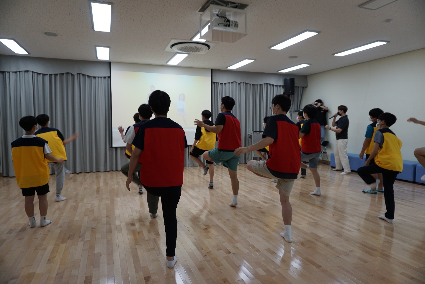 국립청소년인터넷드림마을  지난 7일 국립청소년인터넷드림마을에서 청소년들이 댄스를 배우고 있다.<br>여성가족부 제공