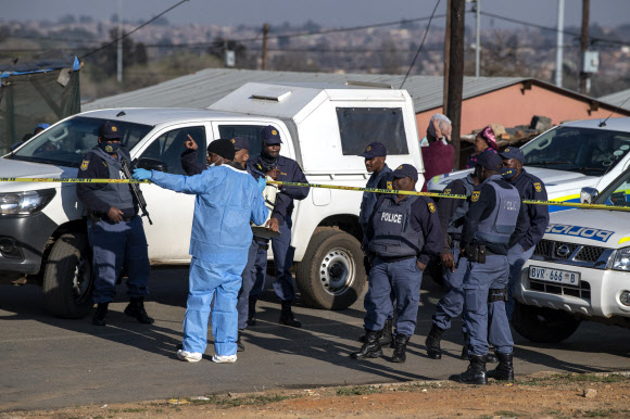 10일(현지시간) 남아프리아공화국 소웨토의 총격 사건이 발생한 술집에서 경찰이 조사를 진행하고 있다. AP연합뉴스