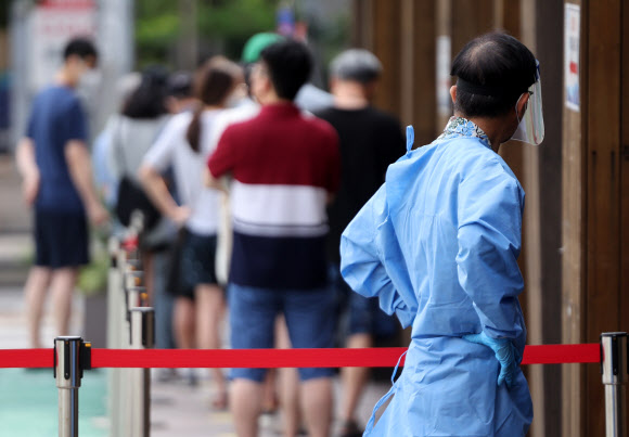 다시 설치된 코로나19 검사 대기 라인