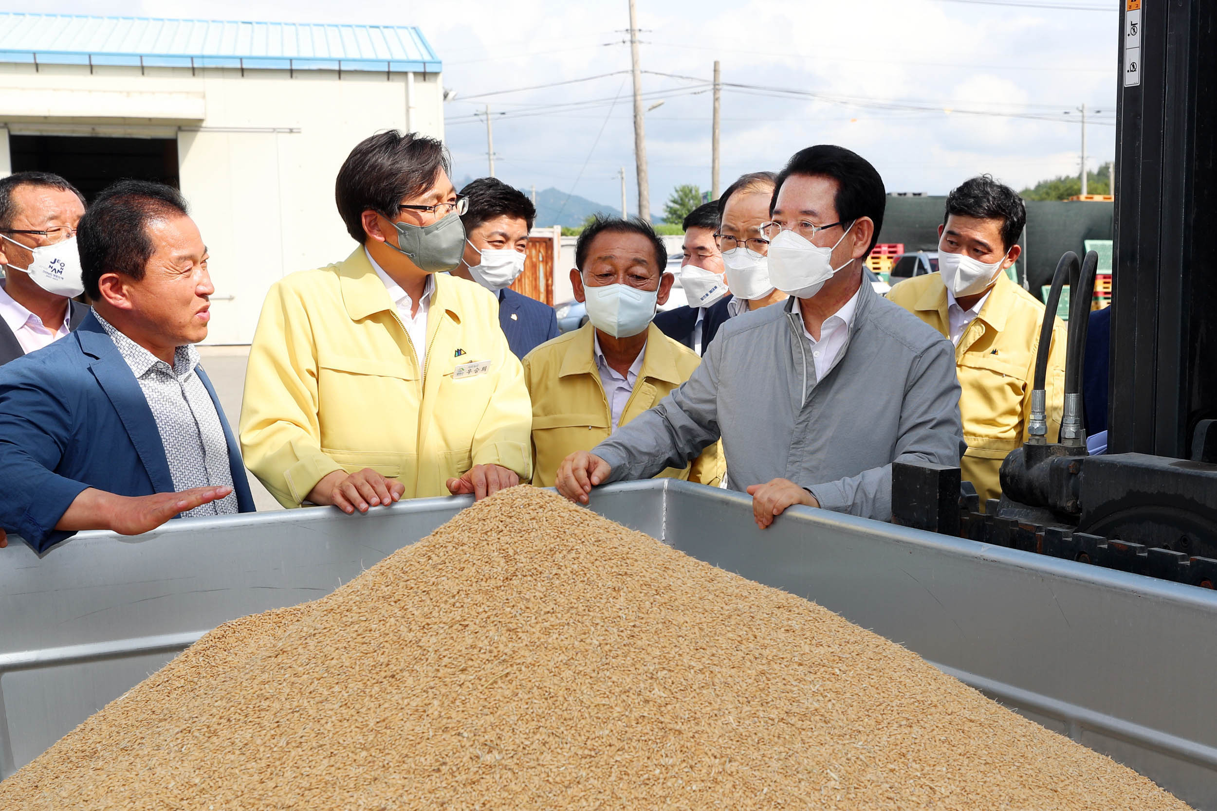 김영록 전남도지사가 11일 영암통합미곡종합처리장을 방문해 쌀값 하락에 따른 전남도 차원의 지원 대책 마련과 정부의 대책 마련을 건의하겠다고 밝혔다.