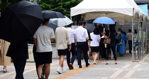 11일 서울 서초구보건소 선별진료소에서 코로나19 검사를 받으려는 시민들이 길게 줄을 서 있다. 최근 코로나19 신규 확진자가 1주일 단위로 두 배로 늘어나는 등 코로나19가 다시 확산될 기미를 보이면서 방역당국의 위기감이 높아지고 있다. 정연호 기자