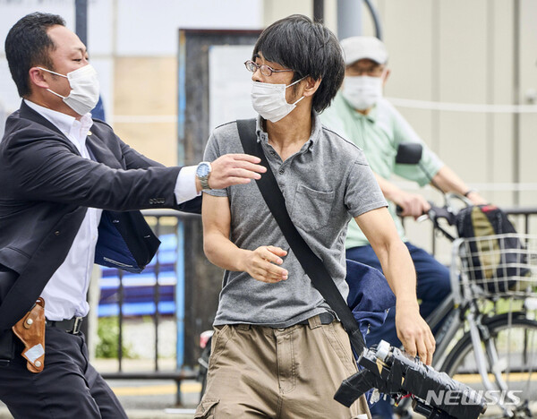 지난 8일 일본 나라시에서 가두 연설을 하던 아베 신조 전 총리에게 총격을 가한 용의자 야마가미 데쓰야(41)가 현장에서 체포되고 있다. 뉴시스 자료사진 