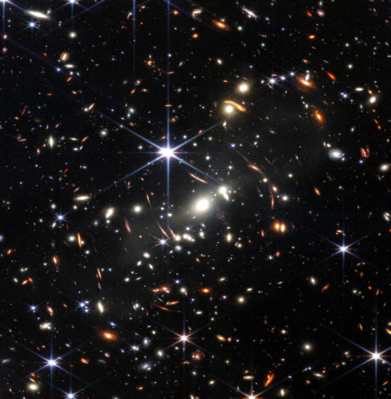 미 항공우주국(나사)가 11일(현지시간) 공개한 사진은 제임스 웹 우주 망원경이 포착한 은하단 SMACS 0723을 보여주고 있다. 2022.7.12 나사 제공 AP 연합뉴스