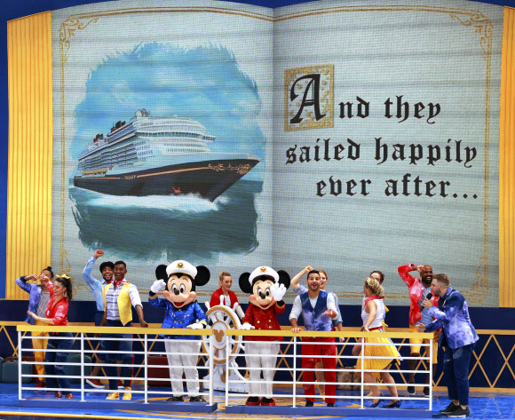 지난달 29일(현지시간) 디즈니 크루즈가 미국 플로리다주의 한 항구에서 출항하고 있다. AP