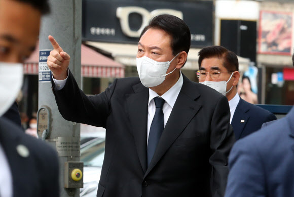 윤석열 대통령이 12일 오후 서울 종로구 일본대사관 공보문화원에 마련된 아베 신조 전 일본 총리 분향소로 향하며 무언가를 가리키고 있다. 2022.07.12. 뉴시스
