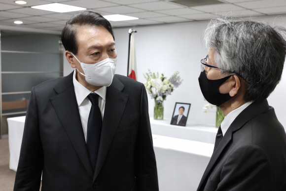 윤석열 대통령이 故아베 신조 前일본 총리 빈소를 찾아 조문한 뒤 아이보시 고이치 주한 일본대사와 대화하고 있다. 2022.7.12 대통령실 제공